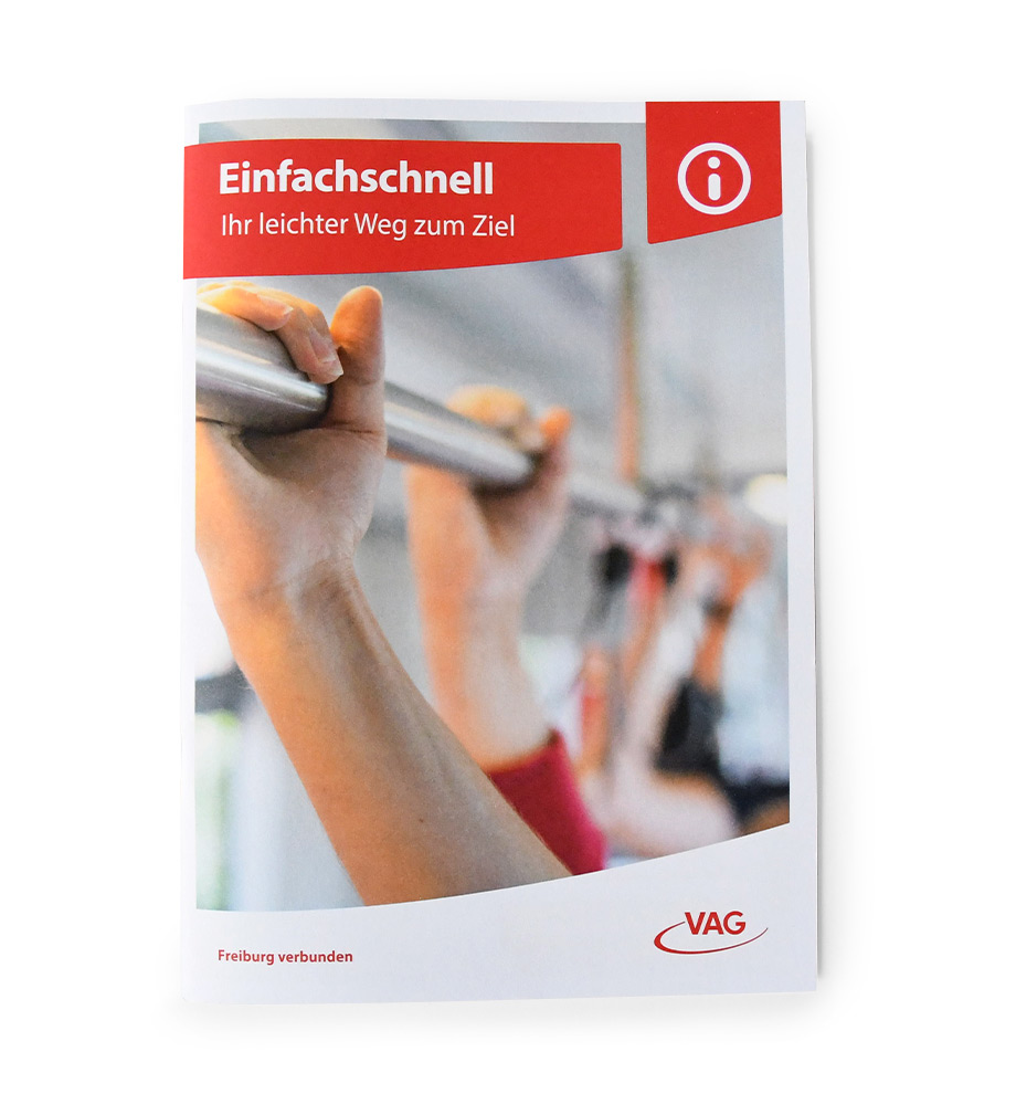 Cover der Hauptbroschüre der VAG "Einfachschnell Ihr leichter Weg zum Ziel" in rotem Design. Motiv: Nahaufnahme von mehreren Händen, die sich an den Haltestangen in der Straßenbahn festhalten.