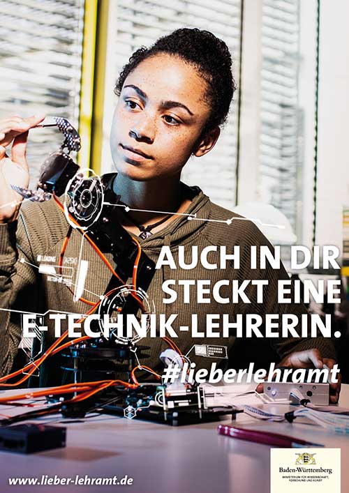 Werbekampagne "Auch in Dir steckt ein Lehrer." #lieberlehramt Motiv E-Technik-Lehrerin. Junge Frau werkelt konzentriert in einem Labor an einem Roboterarm. Um sie herum schwirren Symbole zum Thema Technik.