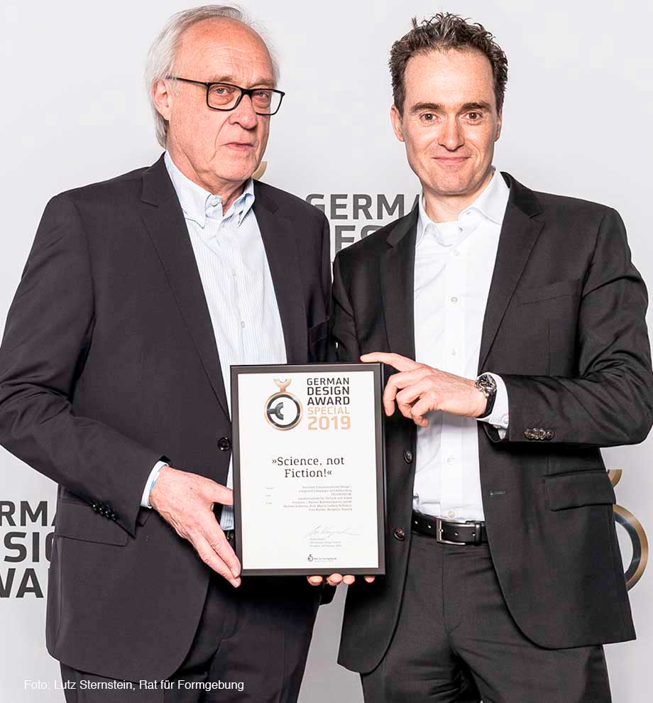 Michael Schleiner und Prof. Dr. Martin Ludwig Hofmann nehmen den German Design Award 2019 für die Technoseum Kampagne "Science, not Fiction!" entgegen.