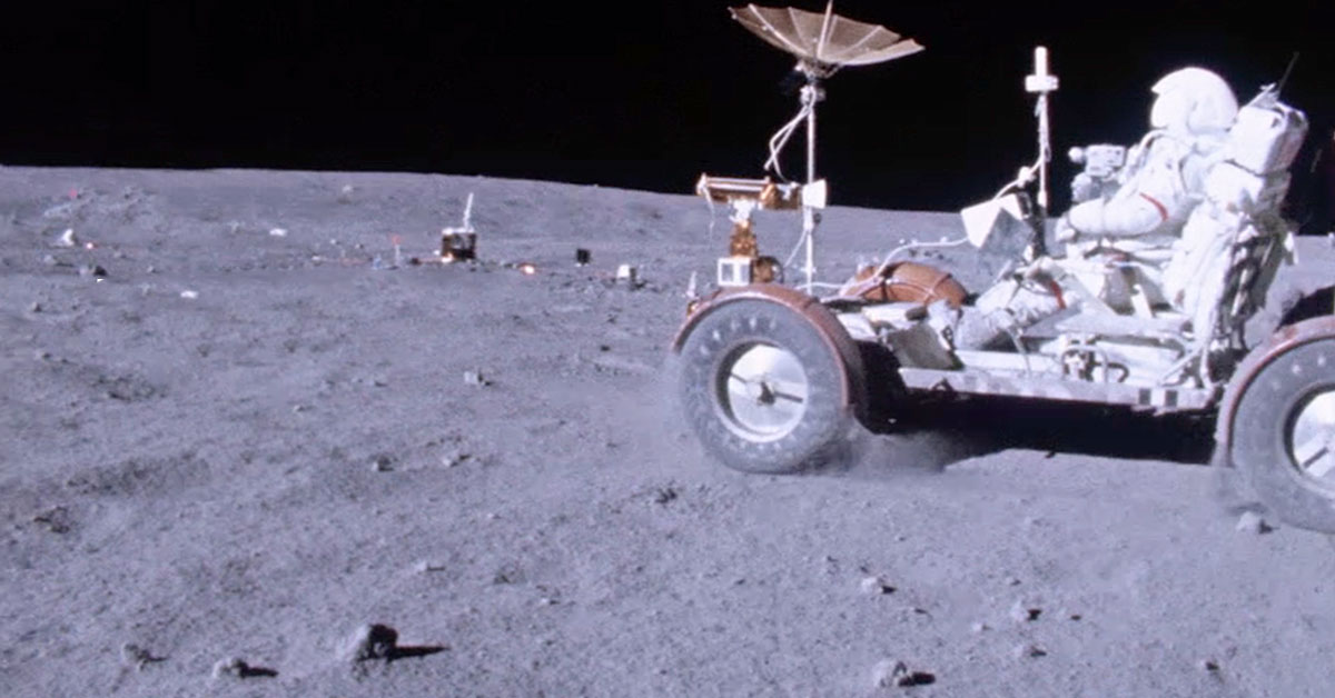 Astroflug-Challenge des TECHNOSEUMS Mannheim – Screenshot aus dem Clip: Astronaut fährt mit Fahrzeug auf dem Mond.