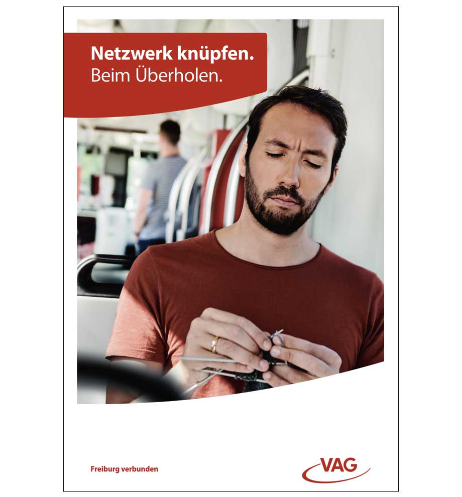VAG Freiburg Werbung von Werbeagentur Schleiner und Partner - Junger Mann strickt konzentriert in der Stadtbahn Freiburg. Der Titel lautet: Netzwerk knüpfen. Beim Überholen